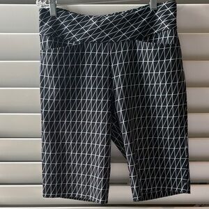 Tail Women's Geometric Performance Stretch Bermuda Shorts; Sz: 6; EUC